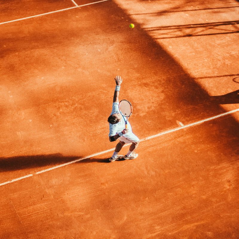 Service au tennis sur terre battue
