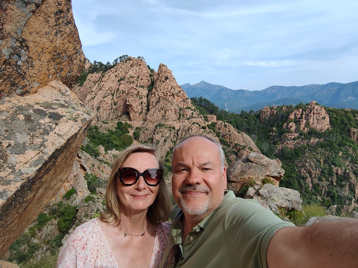 William et Édith en randonnée dans les Calanques de Piana, Corse